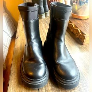 Zara Girls stretch ankle Chelsea Boots- size 1 youth Black 🥾